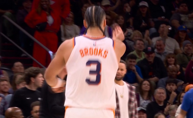 别和我玩这套！狄龙怼翻桑托斯翻身打进 示意桑托斯假摔